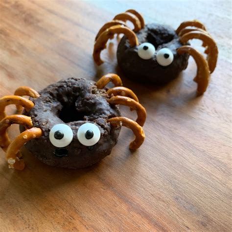 Preschool students decorate spider donuts for Halloween